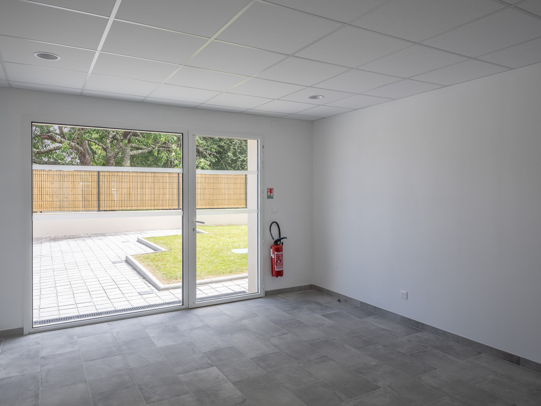 Espace commun ouvert sur le jardin