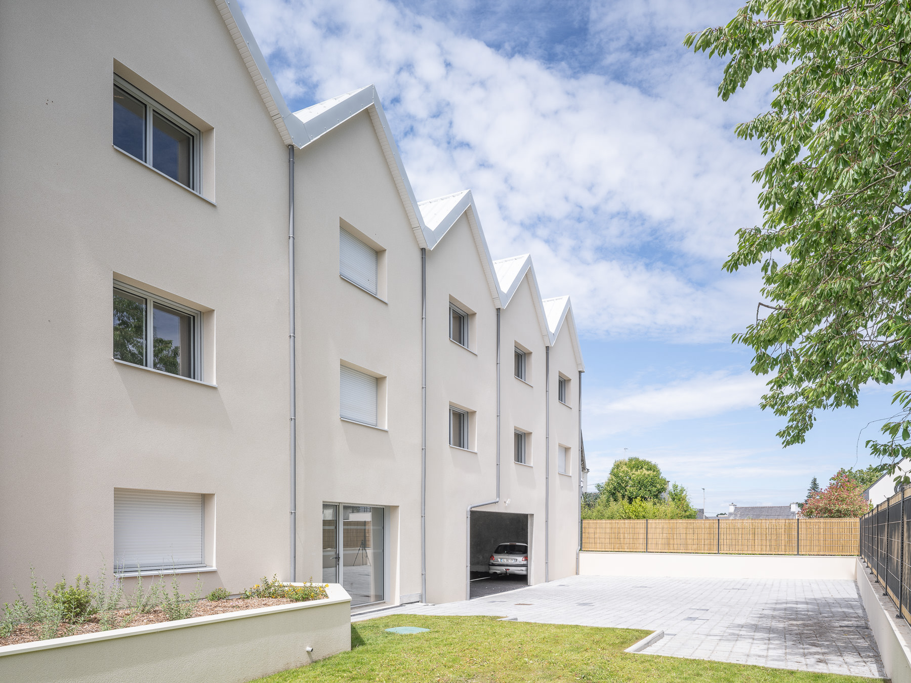 Façade arrière et jardin de la résidence Kergue’Studier